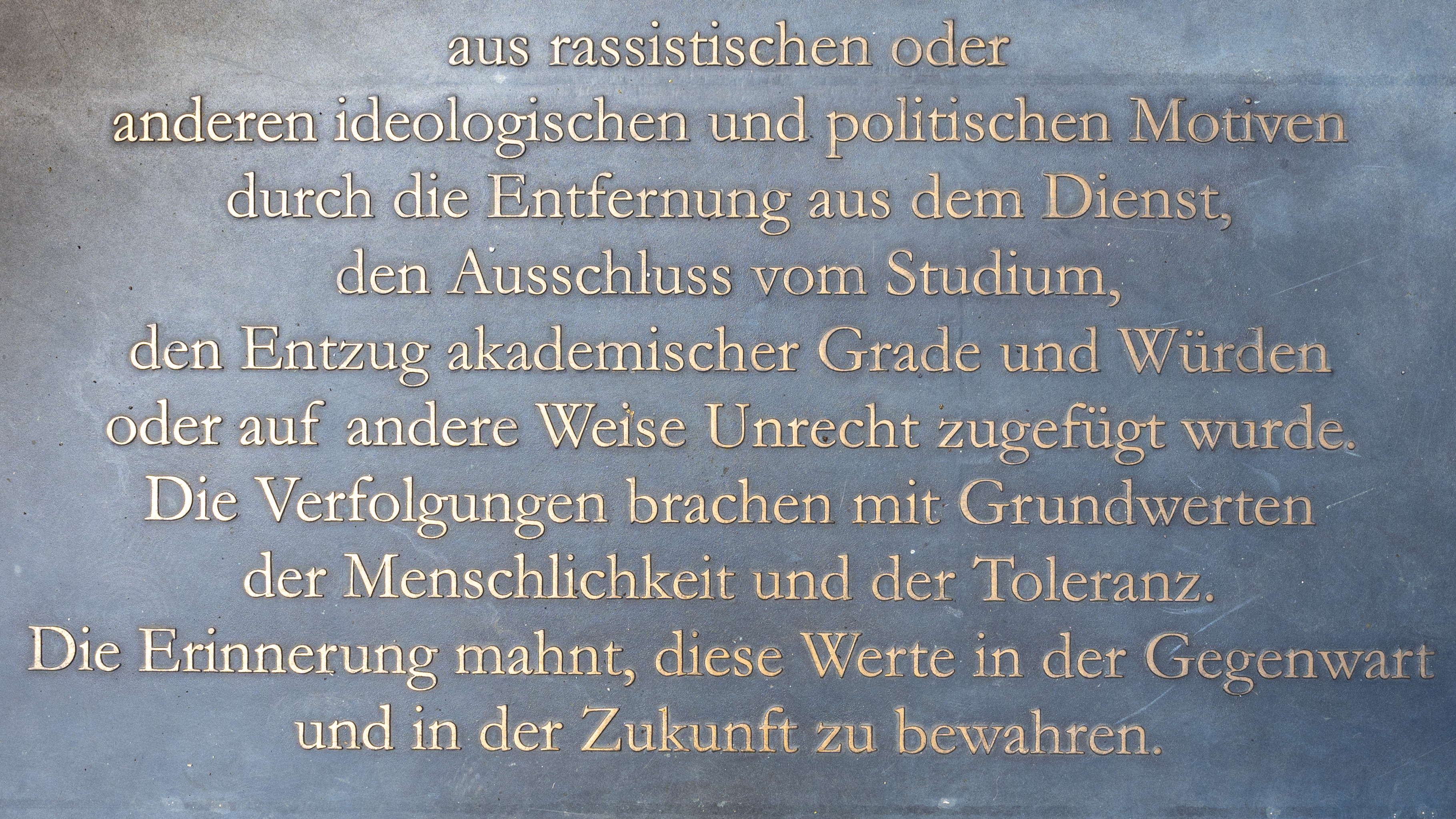 Ausschnitt aus der Gedenktafel für die vom Nationalsozialismus Verfolgten im Ehrenhof des KIT 